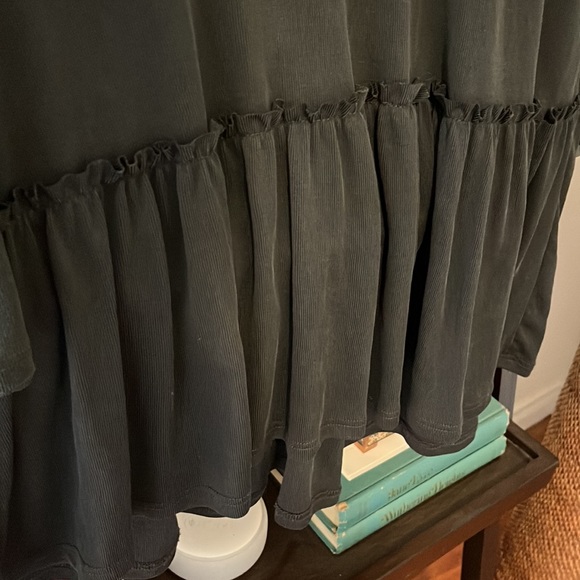 Quarter length black peplum - Picture 5 of 5